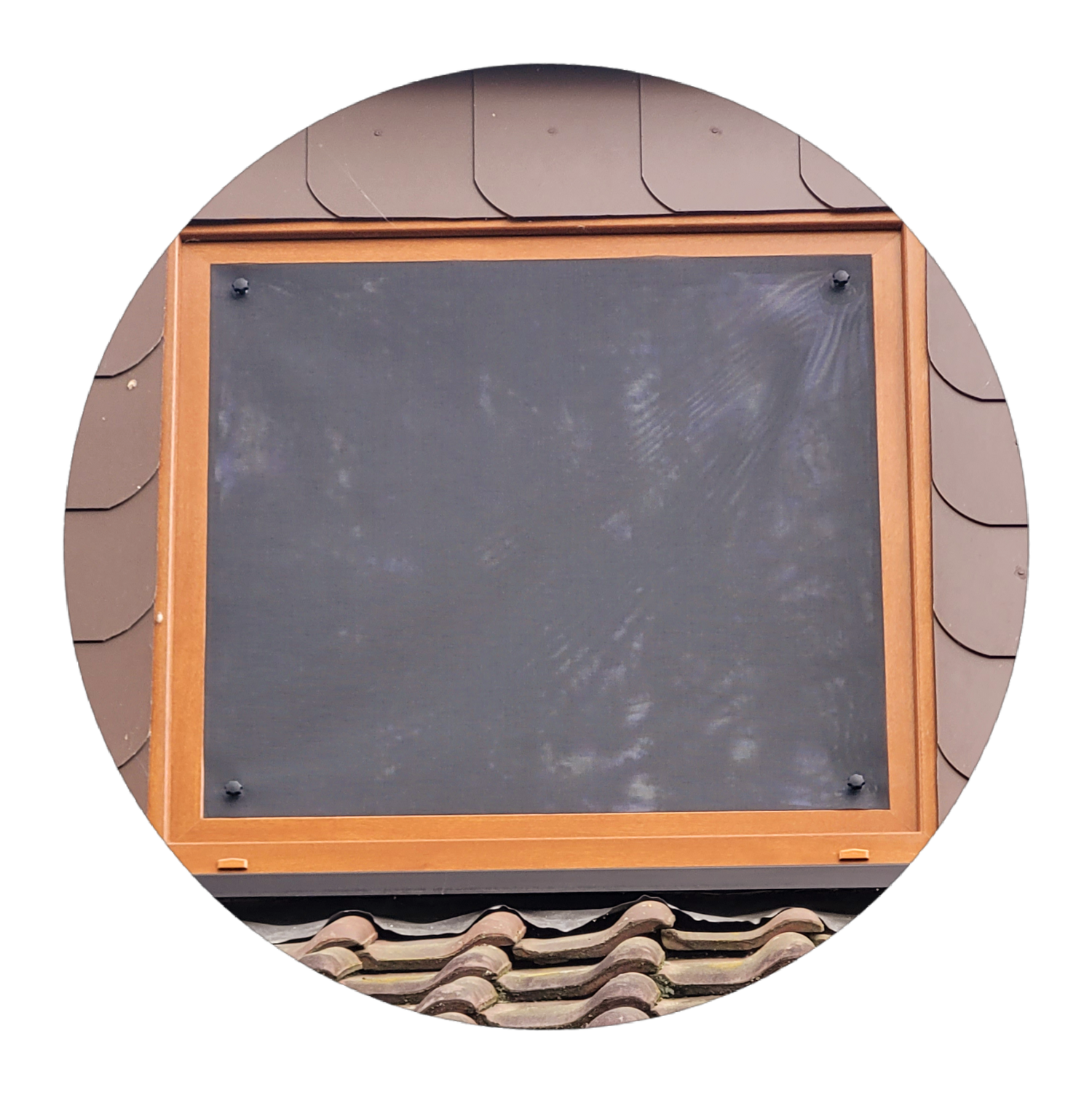 Fenster mit braunem Rahmen und schwarzen Sonnenschutzscreen.