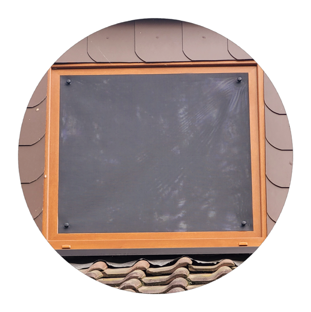 Fenster, Außenansicht mit schwarzen Sonnenschutzscreen.