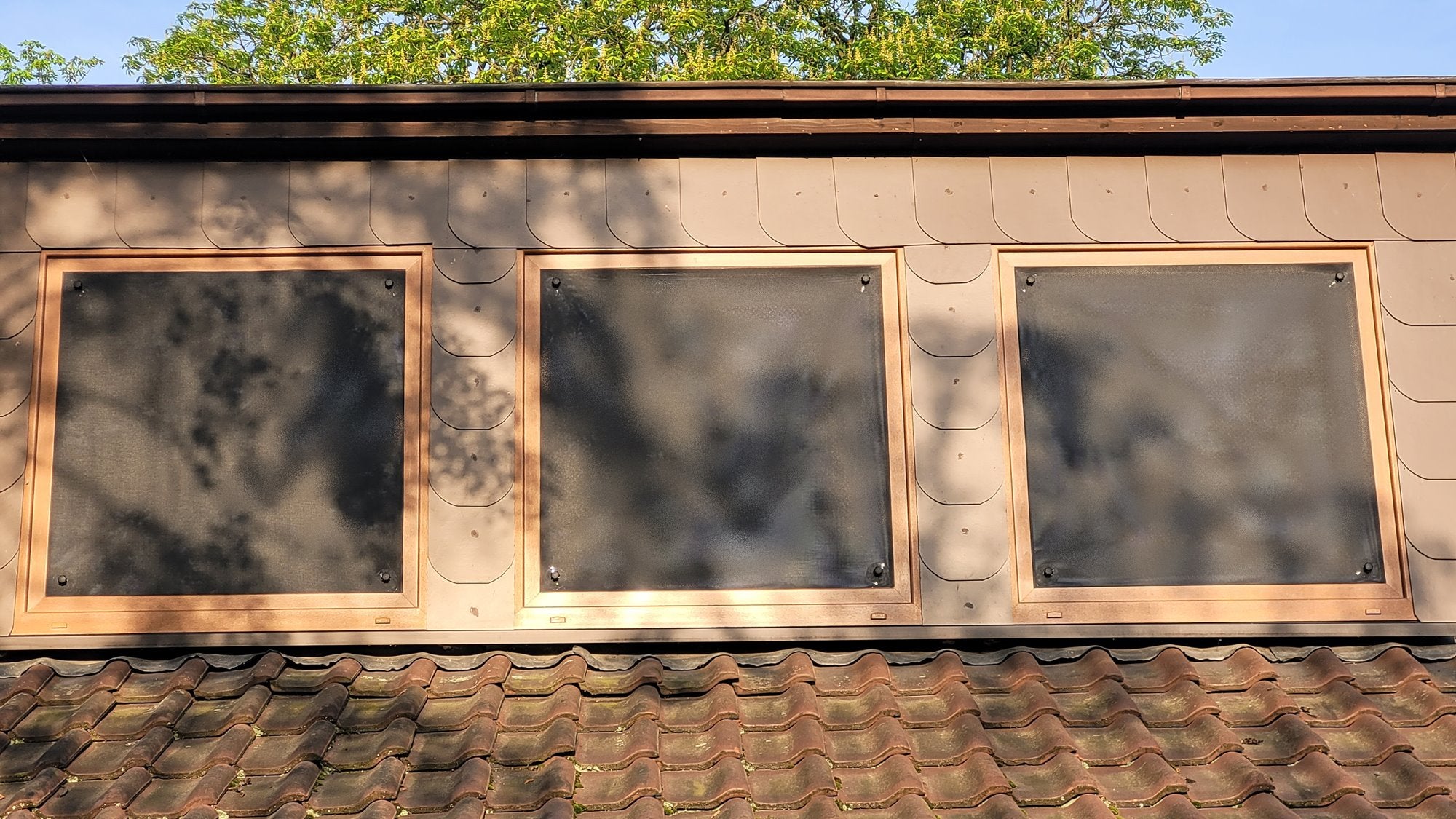 Unser Sonnenschutz an drei Fenster an einem Dachgaube.